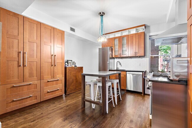Building Photo - 1112 Hudson St