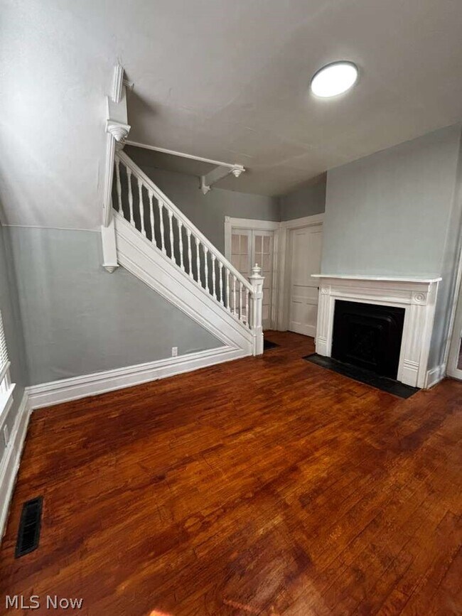 Building Photo - 371 N Mulberry St