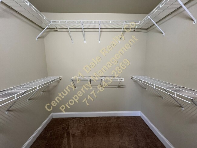 Building Photo - Large Three Bedroom 2.5 Baths in the Stone Gate Commons Association