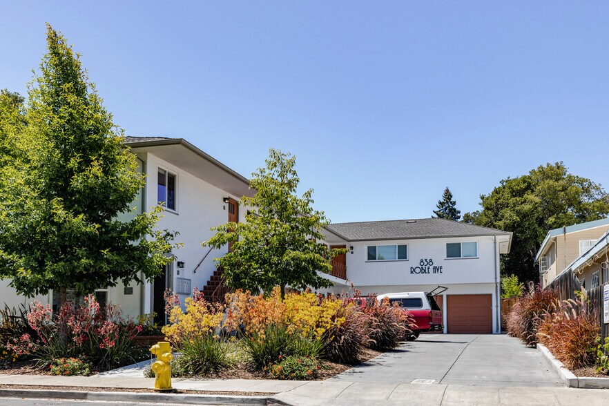 Building Photo - 838 Roble Ave