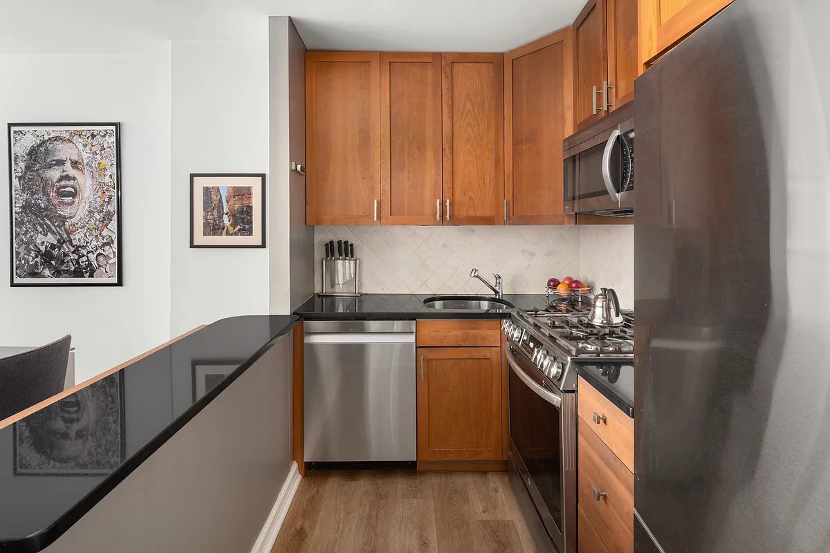 Building Photo - 200 W 79th St