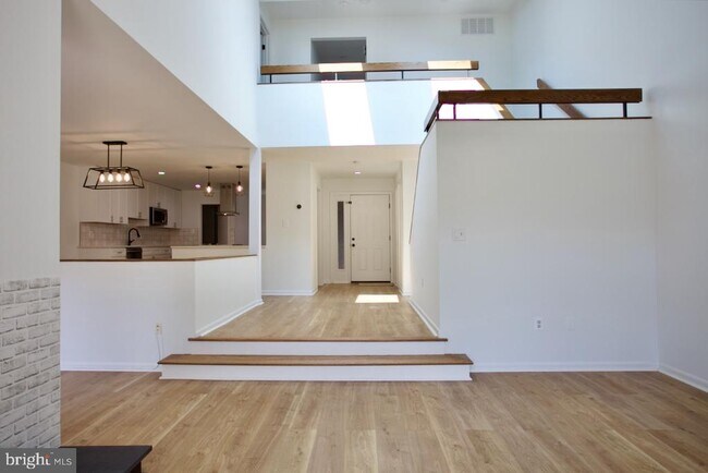 Building Photo - 5249 Strathmore Ave