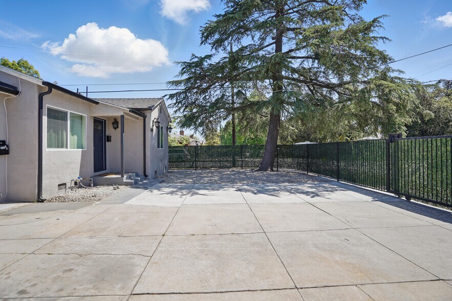 Building Photo - 6702 Saint Clair Ave