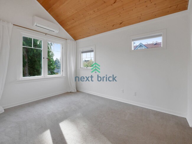 Building Photo - A beautiful 3 bed and 2 bathroom house for...