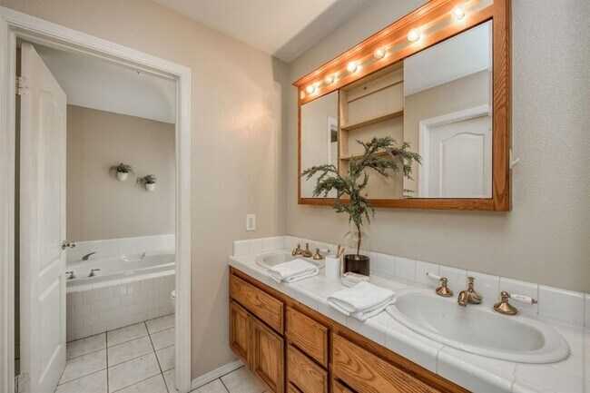 Building Photo - Spacious 5 Bedroom Clovis Home