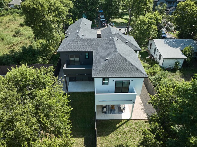 Building Photo - 412 Hackberry Ln