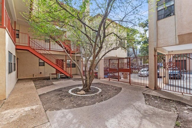 Building Photo - 706 W 22nd St