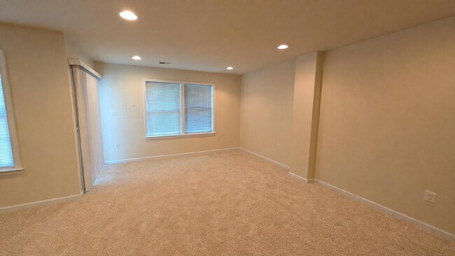 Building Photo - Spacious townhome