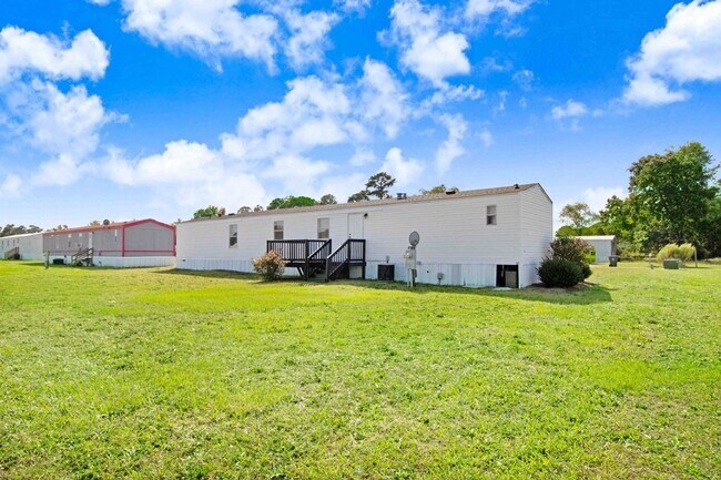 Building Photo - Newly Renovated! 3 Bedroom | 2 Bathroom Mo...