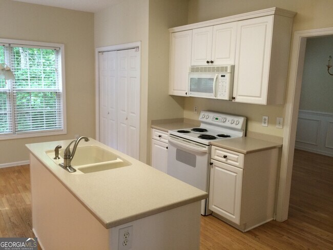 Building Photo - 135 Woodbriar
