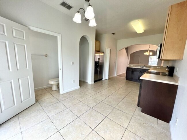 Building Photo - Remodeled Kitchen!! Wonderful Avalon Park-...