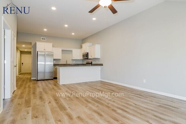 Building Photo - Holiday Special: Free First Month's Rent!!