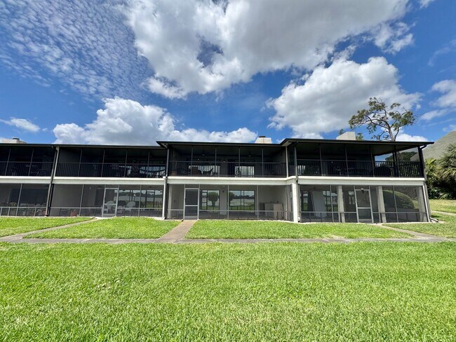 Building Photo - Lake Hartridge Condo - Two Levels with Water Views