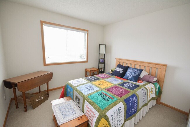 Building Photo - Beautiful Boulder Ridge end unit townhome w/upgrades throughout!
