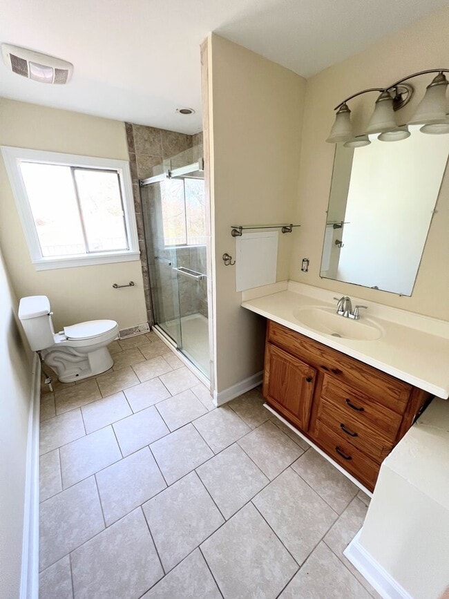 Building Photo - Charming 3 bedroom house