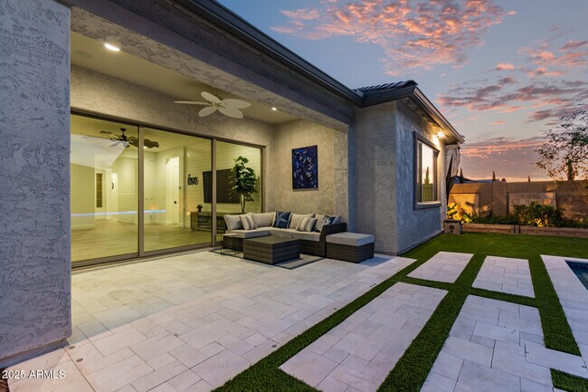 Building Photo - 2316 E Canary Dr