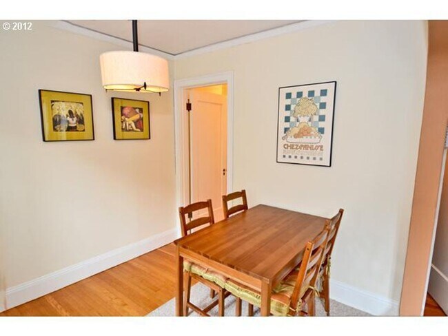 Building Photo - Darling Condo in heart of Hawthorne