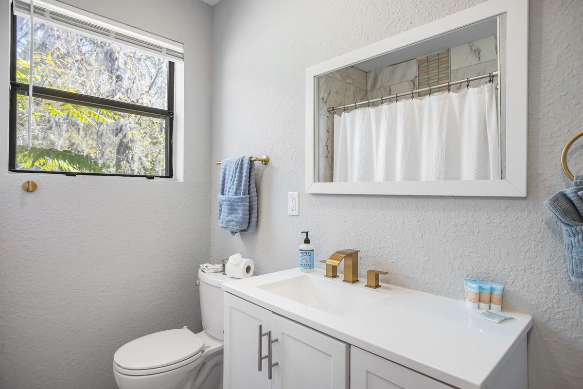 Building Photo - 427 Holly Ave