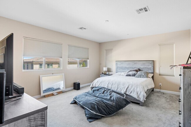 Building Photo - 5 Bed home w/downstairs bed. Private pool.