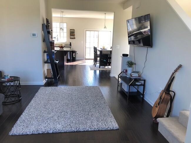 Building Photo - Beautiful End-Unit Townhome in New Post!
