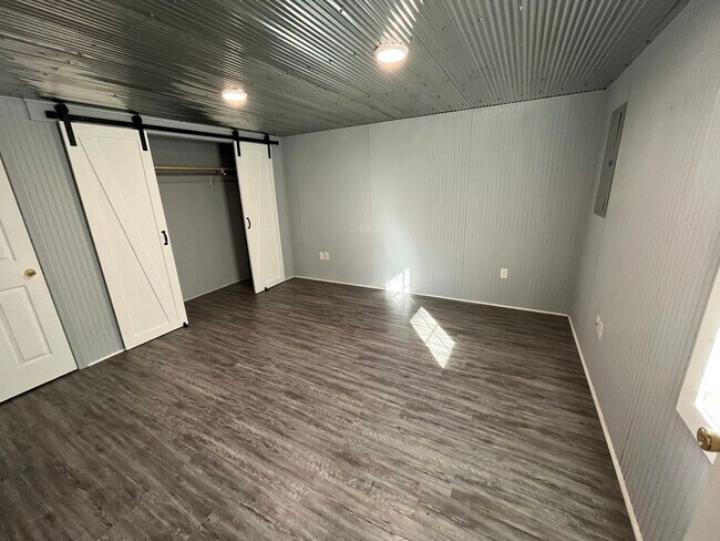 Building Photo - 1/1 Tinyhouse Cabin in Southside