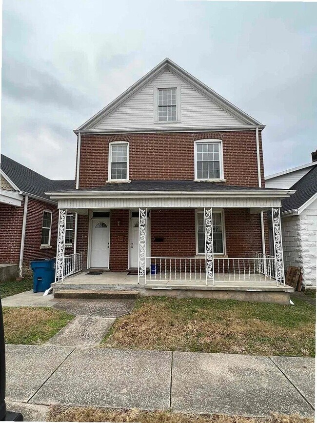 Building Photo - 624 School St