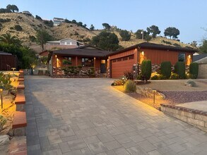 Building Photo - Burbank Hillside 3brm, 3bath Residence.