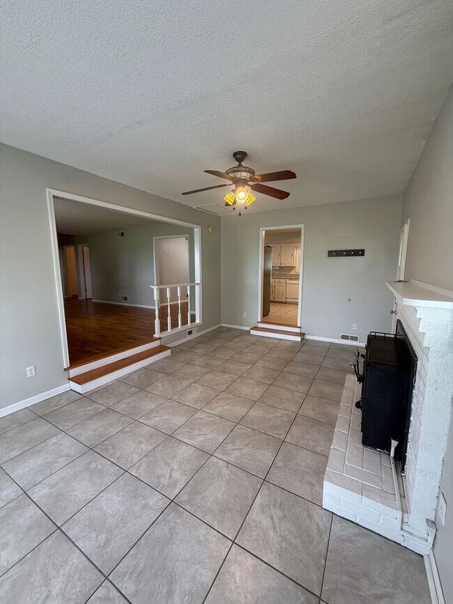 Building Photo - Charming 3-Bedroom, 3-Bathroom Farmhouse outside of Sturgeon MO - just 15 minutes from Columbia!