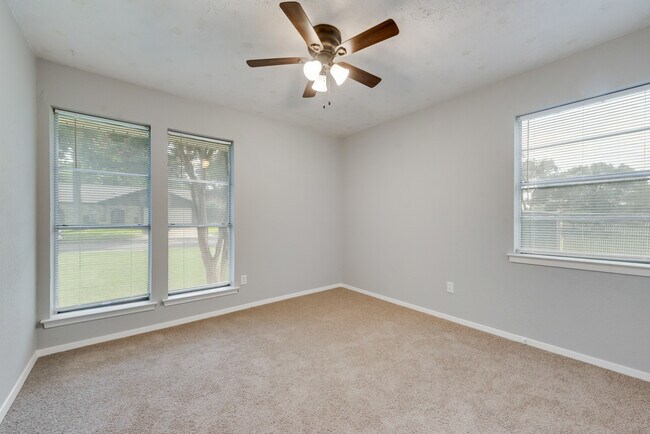 Building Photo - 1006 Walnut Pl