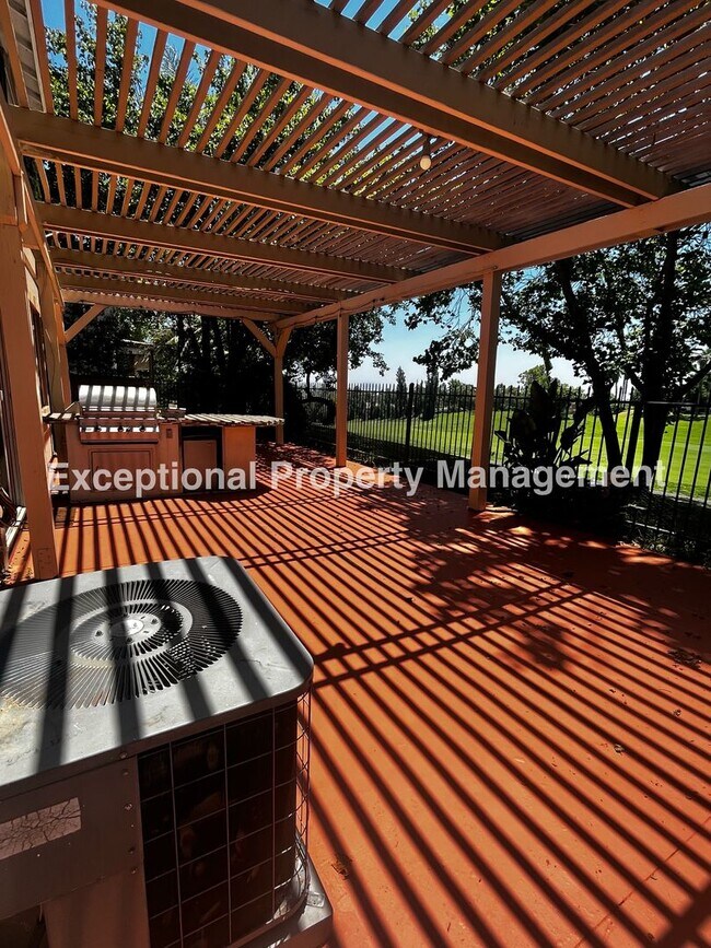 Building Photo - Beautiful Golf Course Home