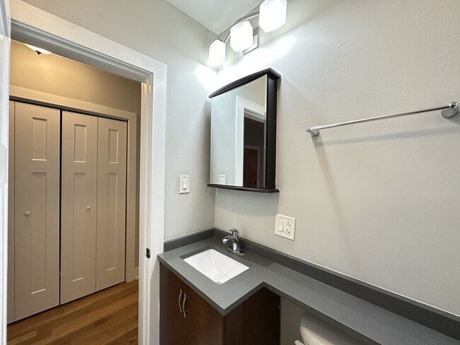 Building Photo - 430 W Roscoe St