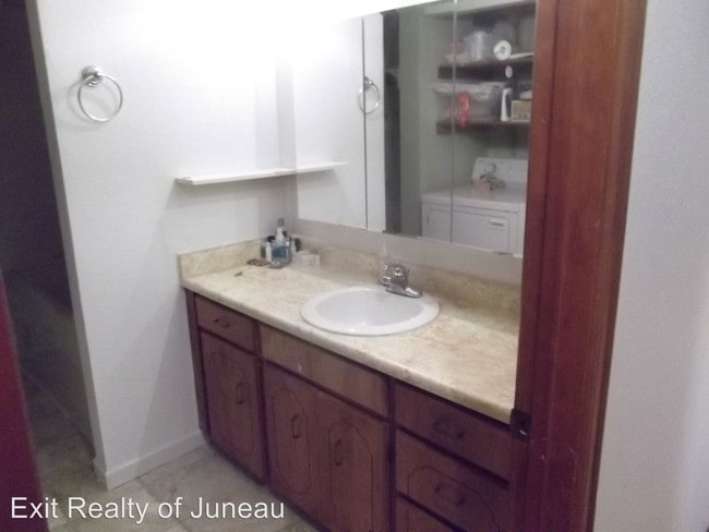 Building Photo - 3360 Nowell Ave