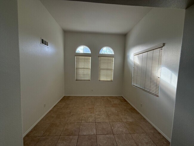 Building Photo - 5 Bedrooms 3.5 Bath in Willow Walk!