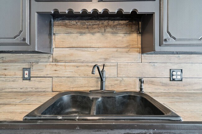 Building Photo - Charming 3-Bedroom Home Near OU Medical