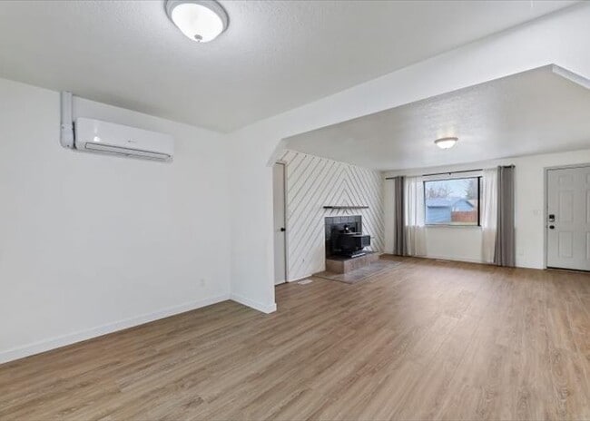 Building Photo - 1319 E Victory Rd