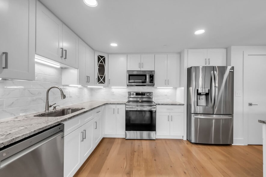 Building Photo - 6666 Brookmont Ter