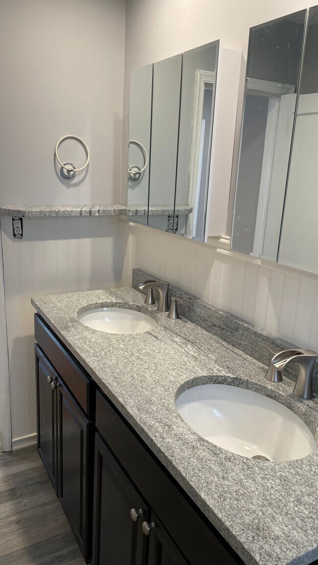 Building Photo - 13 Scott Ave