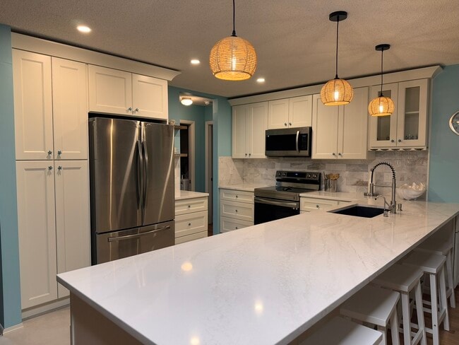 Building Photo - 2227 Pineland Dr