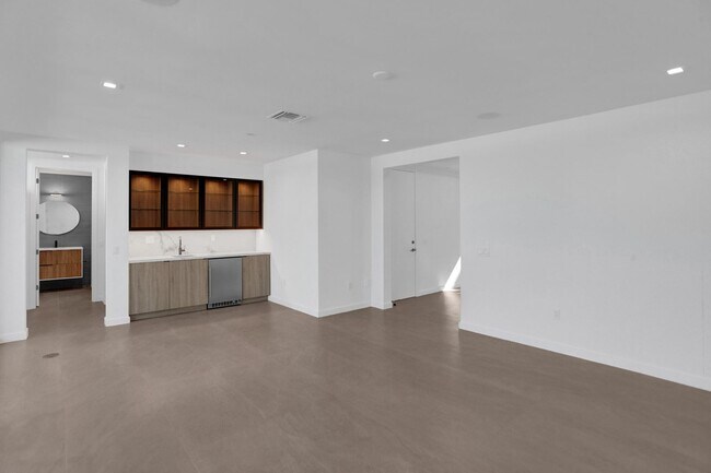 Building Photo - Gorgeous New Townhouse on the Beach