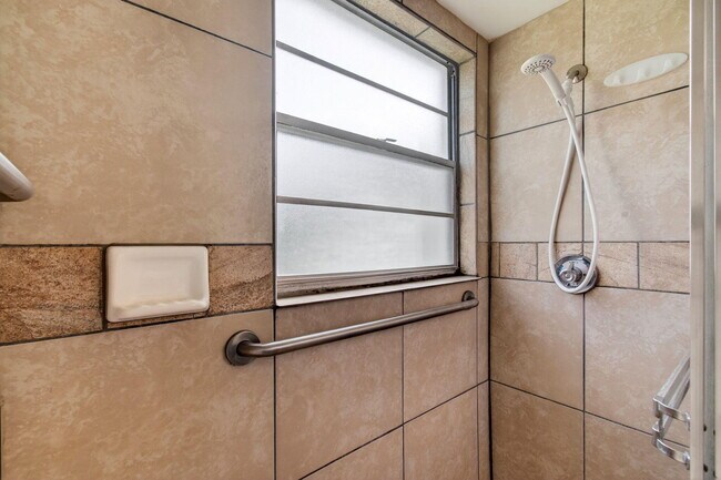 Building Photo - 116 Mansfield C