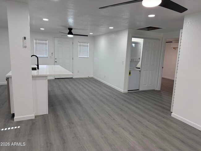 Building Photo - 615 E Oak St