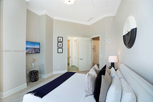 Building Photo - 4401 Collins Ave