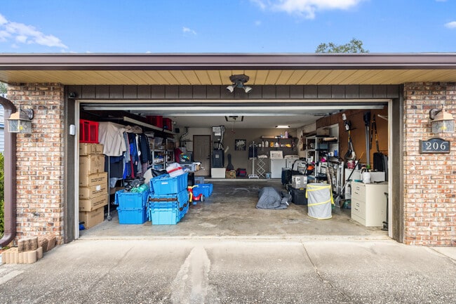 Building Photo - 206 Cedar Ridge Way