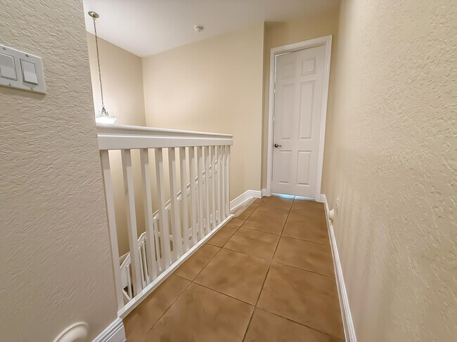 Building Photo - 6966 Julia Gardens Dr