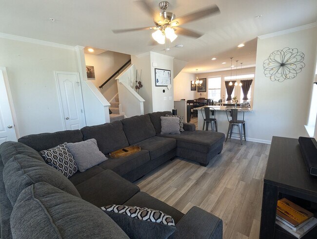 Building Photo - END UNIT newer build in ideal Frederick lo...