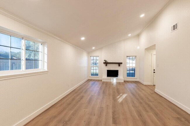 Building Photo - 1102 Ashdale Dr