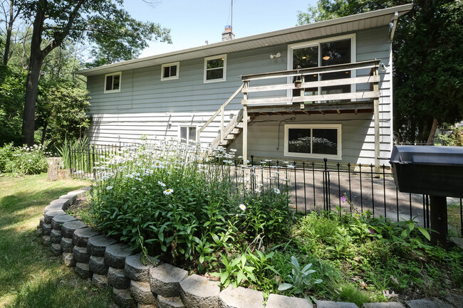 Building Photo - Renovated Singe Family Bi-Level near South...