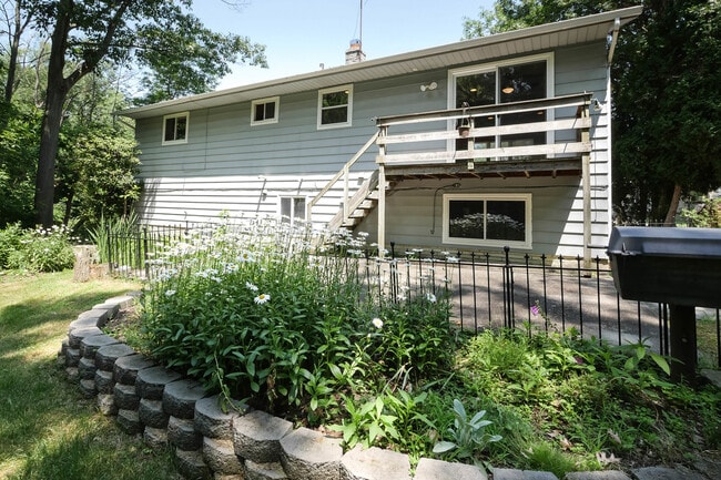 Building Photo - Renovated Singe Family Bi-Level near South Euclid / Lyndhurst Border!