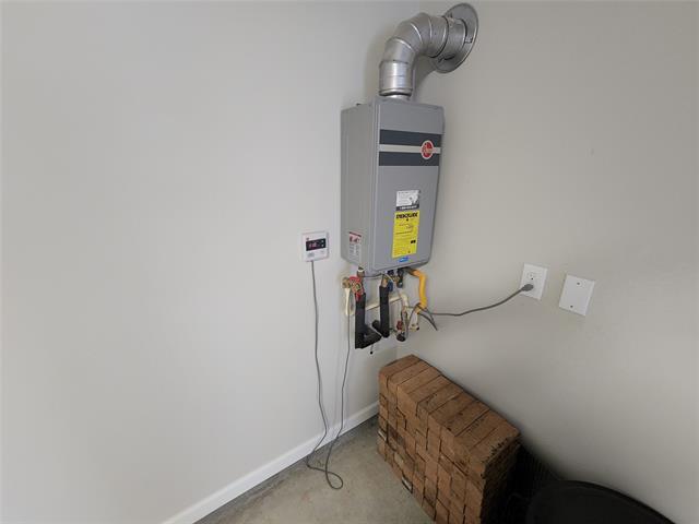 Building Photo - 621 Maple Leaf Way