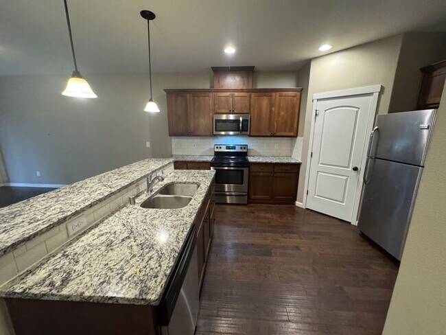 Building Photo - Spacious 3 Bedroom, 2.5 Bathroom Home in Prime Location